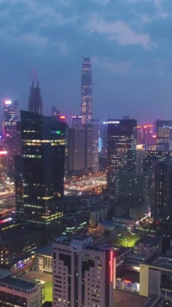 深圳市夜市 福田区空中景观 无人机向后和向上飞去 垂直录像 — 图库视频影像