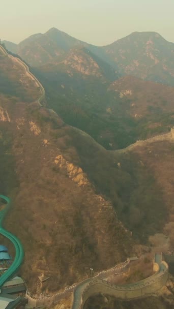 大雾阳光黄昏的中国长城 八达岭 空中景观 无人机朝前和朝下飞行 垂直录像 — 图库视频影像