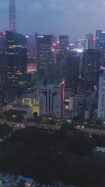 深圳的夜空 福田区空中景观 无人机飞向西向上 照相机倾斜向上 垂直录像 — 图库视频影像