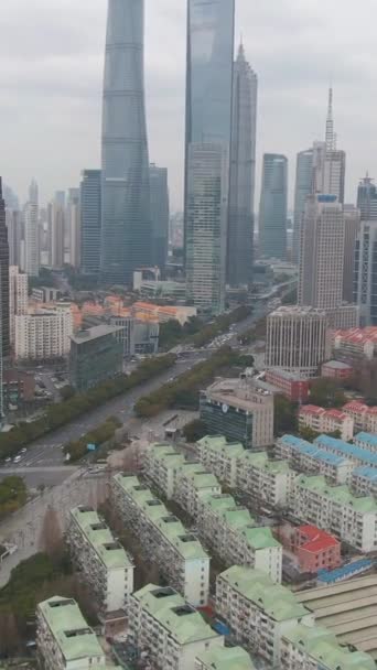 上海的阴天 陆家嘴区和住宅区 空中景观 无人机飞上西德威和向上 垂直录像 — 图库视频影像
