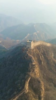 Çin Seddi ve Yeşil Dağlar. Badaling Bölümü. Hava görüntüsü. Drone ileri uçuyor, Reveal shot 'ı gösteriyor. Dikey Video