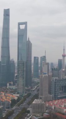 Bulutlu Gün 'de Şangay' da. Lujiazui Bölgesi ve Century Bulvarı. Çin. Hava görüntüsü. Drone Yana ve Yukarı Uçuyor. Dikey Video