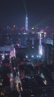 Shenzhen Şehir Geceleri Şehir Manzarası. Futian ve Luohu Bölgesi. Çin. Hava görüntüsü. Drone İleri Uçuyor, Eğil. Şutu göster. Dikey Video
