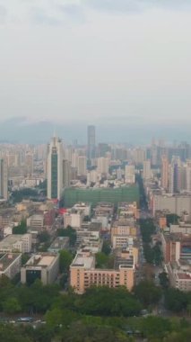 Shenzhen Şehri 'nde. Luohu ve Futian Bölgesi Şehir Şehri. Çin. Hava görüntüsü. Drone Yana ve Yukarı Uçuyor. Dikey Video