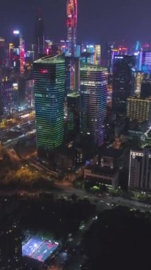 ŞENZHEN, ÇİN - 30 Mart 2019: Kentsel Skyline ve Işık Şovu. Futian Bölgesi. Hava görüntüsü. Şutu göster. Drone İleri Uçuyor, Eğil. Dikey Video