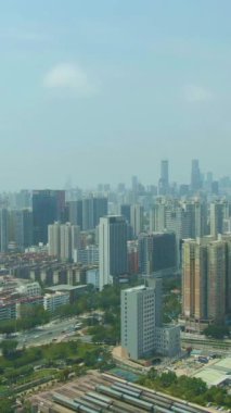 Shenzhen Şehir Şehri, Güneşli Gün 'de. Luohu ve Futian Bölgesi. Mavi Gökyüzü. Mahalle sakinleri. Guangdong, Çin. Hava görüntüsü. İnsansız hava aracı yukarı ve geri uçuyor. Dikey Video