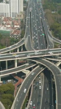 Güneşli günde Yanan Yükseltilmiş Yol Üstgeçidi. Şangay, Çin. Hava görüntüsü. Orta boy shot. Drone Yörüngede, Eğil. Dikey Video