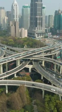 Sunny Day 'de Karmaşık Yol Kavşağı. Şangay, Çin. Hava görüntüsü. Orta boy shot. Drone Yörüngede, Eğil. Dikey Video