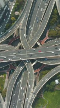 Yükseltilmiş Yol Üstgeçidi. Şangay Şehri. Çin. Havadan Yukarıdan Aşağı Görünümü. İnsansız Hava Aracı Aşağı Uçuyor ve Dönüyor. Dikey Video