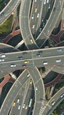 Yanan Yükseltilmiş Yol Üstgeçidi. Şangay Şehri. Çin. Havadan Yukarıdan Aşağı Görünümü. Drone yukarı doğru uçar ve döner. Dikey Video