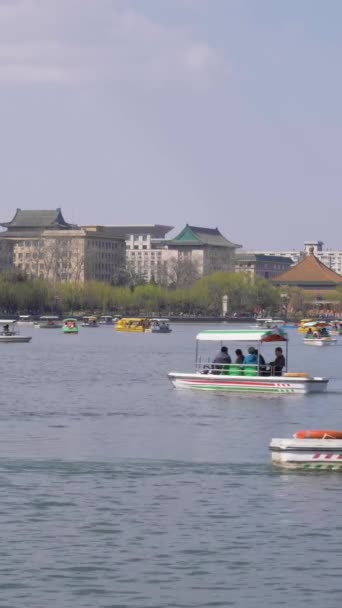 ベイジング March 2019 Qianhai湖のボートにいる人々 ビハイパーク バーティカルビデオ — ストック動画