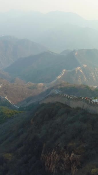 中国的长城 空降飞行员中枪 无人机向后和向上飞去 垂直录像 — 图库视频影像