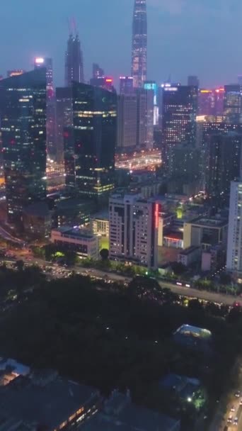 深圳市黄昏时分 空中景观 飞行员向前飞去 照相机倾斜向上 垂直录像 — 图库视频影像