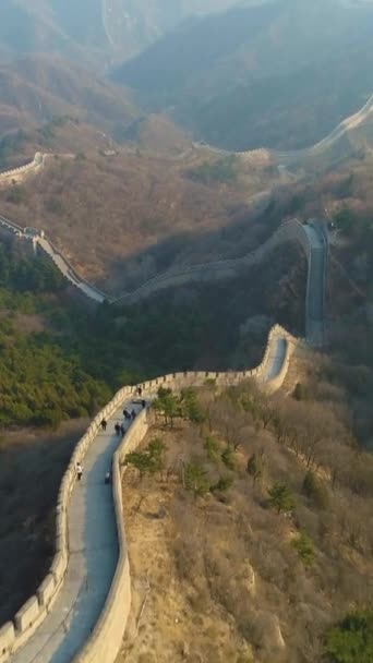 中国的长城和青山 空中景观 飞行员向前飞去 直射中 垂直录像 — 图库视频影像