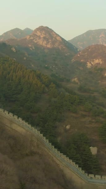 中国在日落和高山的长城 八达岭 空中景观 真枪实弹无人机向后和向上飞去 垂直录像 — 图库视频影像