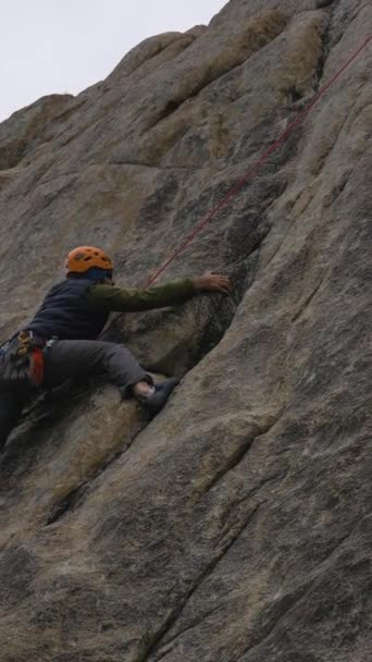 ロッククライミング 男はクリフを登る スローモーション バーティカルビデオ — ストック動画