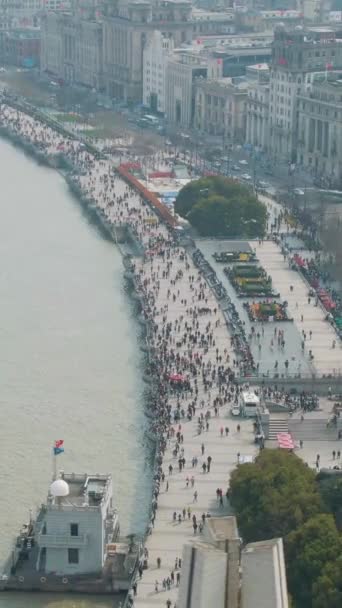 Multitud Personas Bund Waterfront Ciudad Shanghai China Disparo Aéreo Drone — Vídeo de stock