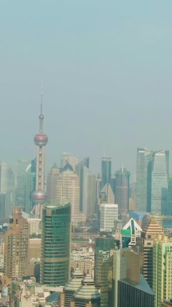 中国上海 2018年3月22日 清明节Shimao International Plaza和Lujiazui Skyline 空中景观 无人机飞向西道和下坡垂直录像 — 图库视频影像