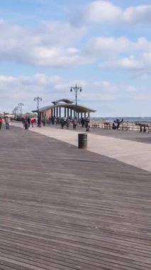 NEW YORK CITY, ABD - 22 Kasım 2018: Denize yakın Brighton Sahili. Riegelmann Boardwalk. Zaman aşımı. Dikey Video
