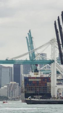 Bulutlu Gün 'de Miami Limanı' nda ve Miami 'de konteynır boşaltma gemisi. Zaman aşımı. Florida, Amerika Birleşik Devletleri. Dikey Video