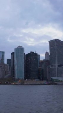 Cloudy Evening 'de Manhattan Şehri manzarası. New York 'ta. Tekneden Manzara. Amerika Birleşik Devletleri. Dikey Video