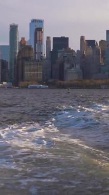 Sabahları Manhattan 'ın aşağısındaki şehir manzarası. New York City, Kameralar Yukarı. Dikey Video