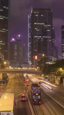 Hong Kong 'da tramvay ve arabalar. Zaman aşımı. Dikey Video
