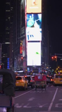 NEW YORK CITY, ABD - 21 Kasım 2018: Trafik ve Times Square at Night. Orta boy shot. Kamera yukarı egildi. Dikey Video