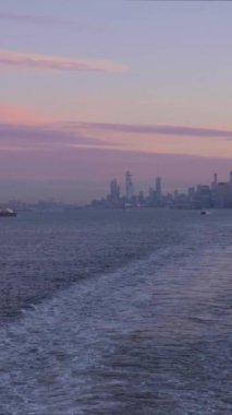 New York, Manhattan ve Jersey City, Sunrise 'daki Skyline. New York 'ta. Tekneden Manzara. Amerika Birleşik Devletleri. Dikey Video