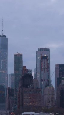 Cloudy Evening 'de Manhattan Urban Skyline. New York 'ta. Tekneden Manzara. Kamera Eğiliyor. Orta boy shot. Dikey Video