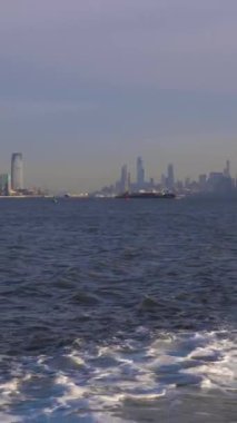 Manhattan ve Jersey Şehri Sabah Şehir Manzarası. New York 'ta. Manzara Tekneden, Amerika Birleşik Devletleri. Dikey Video