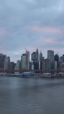 Aşağı Manhattan ve Brooklyn Köprüsü 'nün New York' taki silueti. Gündüzden Geceye Geçiş. Dikey Video
