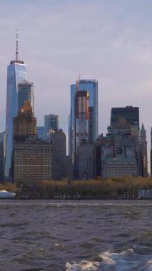 Aşağı Manhattan Urban Skyline sabah. New York 'ta. Dikey Video