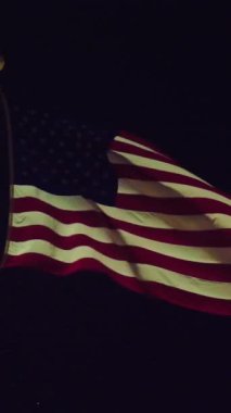 Gece Amerikan Bayrağı. Dikey Video