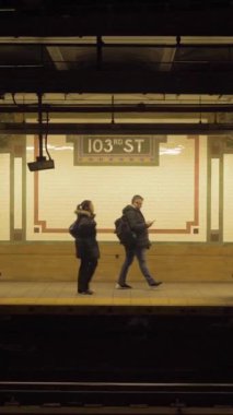 New York Şehri, ABD - 22 Kasım 2018 Metro İstasyonu - 103. Cadde. Tren kalkış yapıyor. Dikey Video
