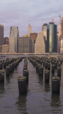 Sabah Piers 'la Manhattan ve River' ın şehir manzarası. New York, Amerika Birleşik Devletleri. Dikey Video
