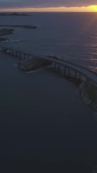 Die Atlantikstraße Norwegen Bei Sonnenuntergang Luftaufnahme Enthüllungsschuss Drohne Fliegt Vorwärts — Stockvideo