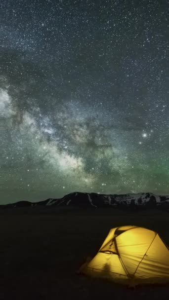 Upadek Drogi Mlecznej Poruszający Się Żółtym Świecącym Namiocie Nocne Gwiaździste — Wideo stockowe