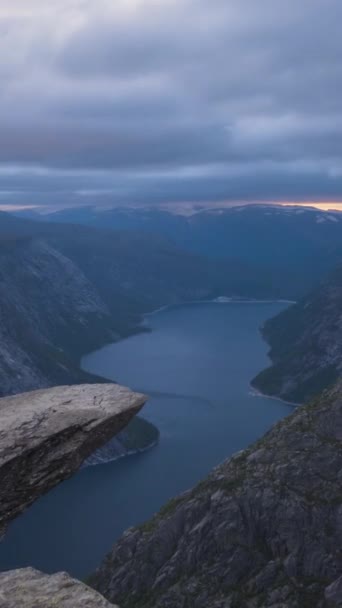 Trolltunga Cliff Noorwegen Beroemde Troll Tongue Rock Bij Zonsondergang Zomer — Stockvideo