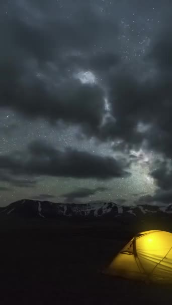 Time Lapse Milky Way Moving Yellow Glowing Tent Inglés Cielo — Vídeos de Stock