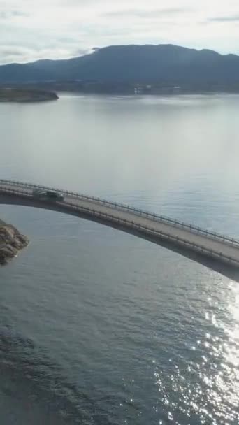Auto Fährt Auf Storseisundet Brücke Atlantikstraße Norwegen Luftaufnahme Drohne Kreist — Stockvideo