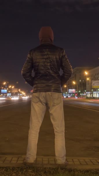 Time Lapse Man Standing Still Traffic Cars Highway Night Osvětlené — Stock video