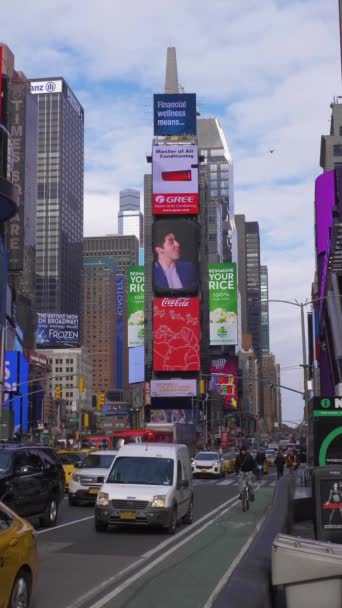 ニューヨークシティ アメリカ ネバー 2018 タイムズスクエアの車 サイクリストと人々 ワイドショット バーティカルビデオ — ストック動画