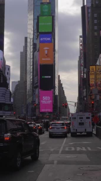 ニューヨークシティ アメリカ ネバー 2018 タイムズスクエアの車の交通と人々 クラウディーデイ ワイドショット カメラタイルアップ バーティカルビデオ — ストック動画