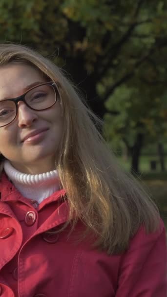 Porträtt Ung Leende Kvinna Glasögon Och Röd Jacka Green Park — Stockvideo