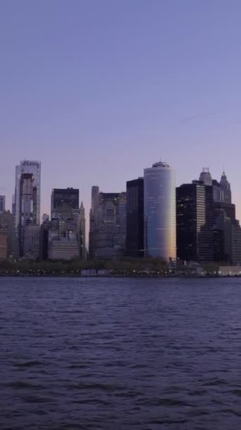 Sabah Alacakaranlığı Nda Manhattan Şehri Manzarası New York Tekneden Manzara — Stok video