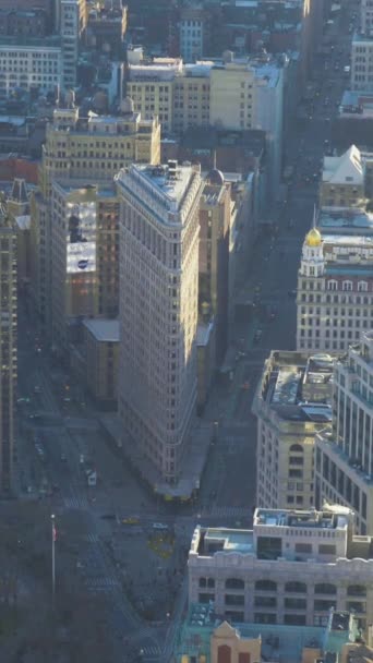 纽约市 2018年11月21日 在阳光明媚的一天 曼哈顿的城市景观与弗拉蒂龙大楼 空中景观 放大放大 垂直录像 — 图库视频影像