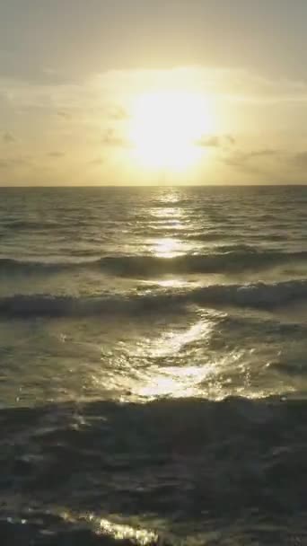 Lage Vlucht Zee Bij Zonsopgang Luchtfoto Verticale Video — Stockvideo