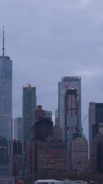 맨해튼 스카이라인 Manhattan Urban Skyline Cloudy Evening 뉴욕시 보트에서 카메라는 — 비디오