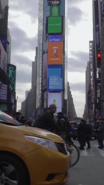 Нью Йорк Сша Ноября 2018 Года Автомобили Велосипедисты Люди Перекрестке — стоковое видео
